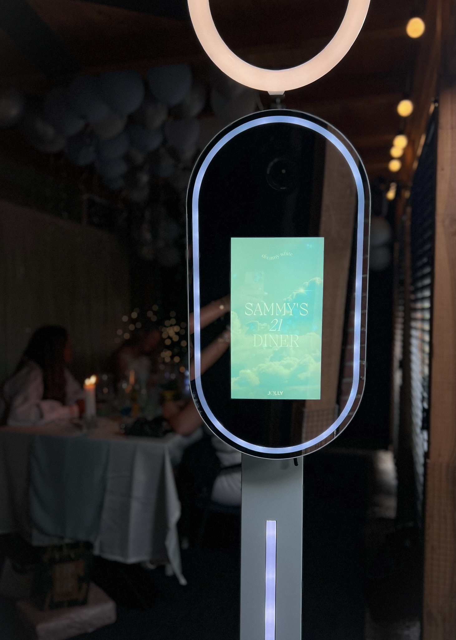 Dit is een foto van de photobooth. Op deze photobooth is een persoonlijk gemaakt ontwerp te zien voor Sammy haar 21 diner.