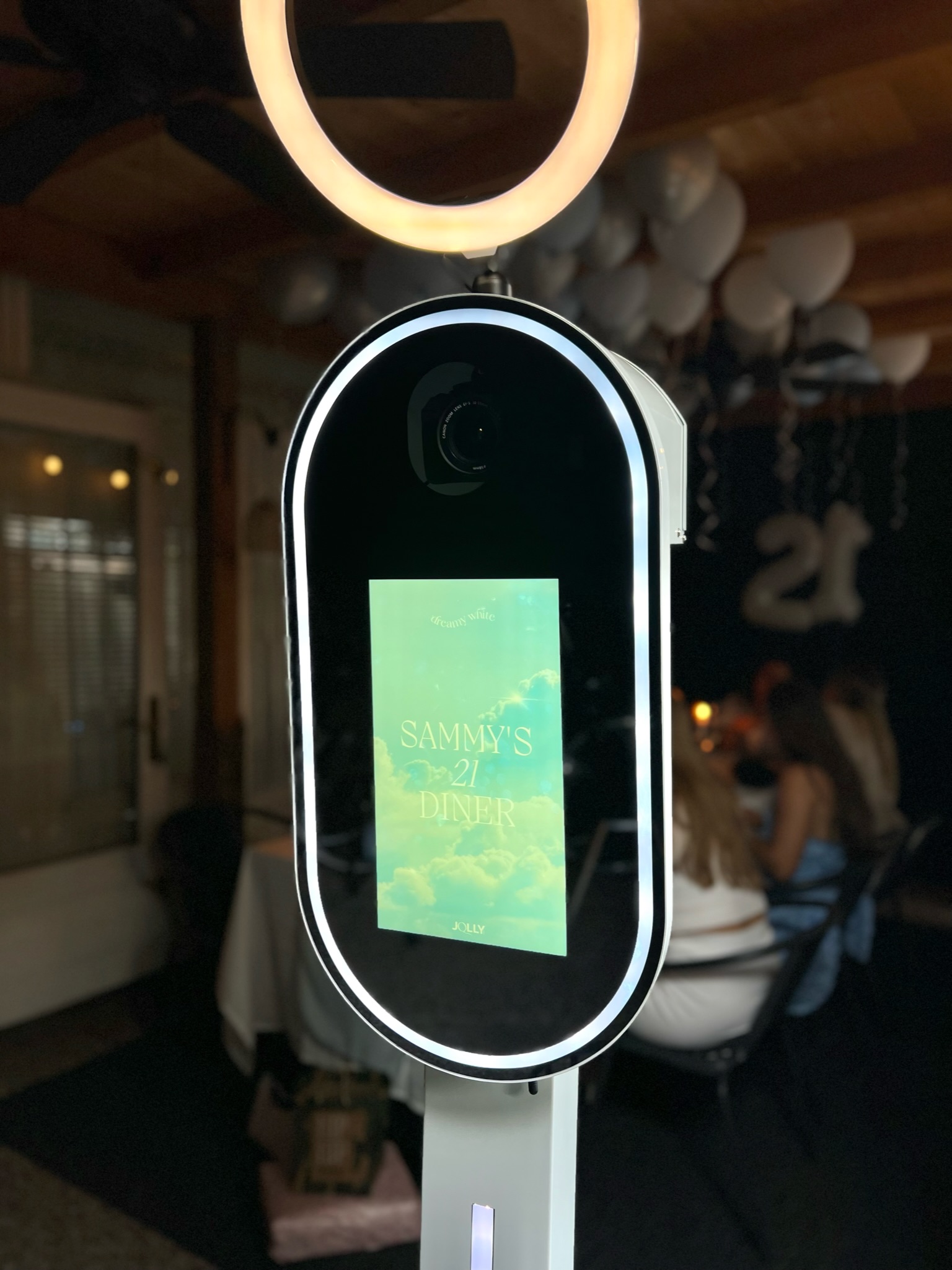 Een foto van onze luxe photobooth met ringlight, op de achtergrond zie je een 21dinner.